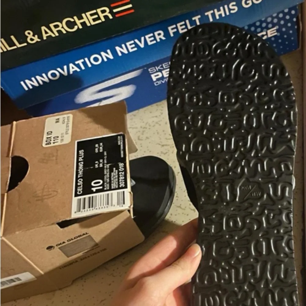 Nike Black and Gray Flip-Flops - Picture 6 of 6